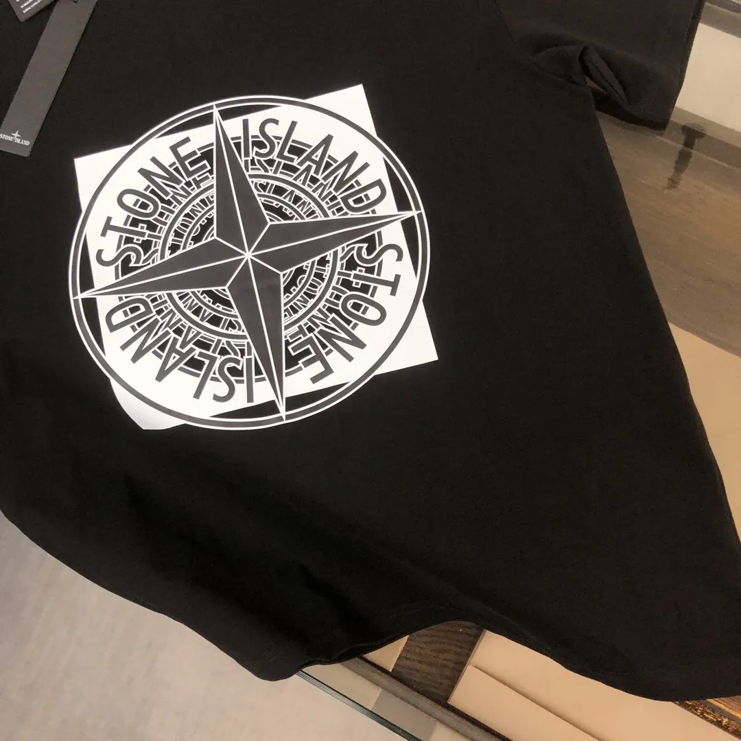 P180 Stone Island 2025 latest T-shirt, couple style ~ original order, fashionable and casual short T-shirt, specially made of customized cotton fabric ~ 100% cotton T-shirt ~ pre-washed to prevent deformation and shrinkage problem, more comfortable and breathable on the body ~ all available from stock ~ unique design style, trendy must-have item, complete with three standards 👍 Color: black/white/coffee Size: S M L XL (larger version Please state your height and weight when placing an order)